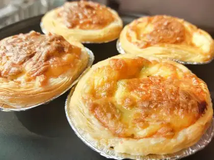A mini pizza made of egg tweezers