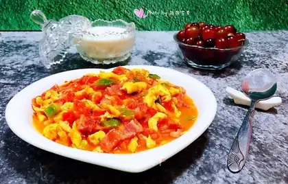 Bacon pepper tomato fried eggs
