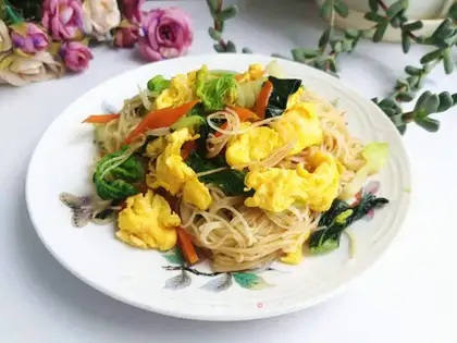 Eggs and greens and rice powder