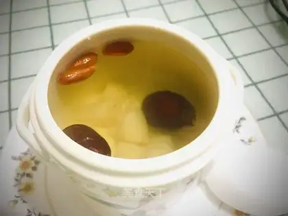 Horseshoes, red dates, sugar