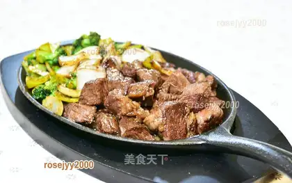 Iron-coated red dice beef