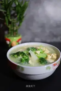 A fan of eggs, a blue soup
