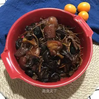 Two mushrooms for elbows