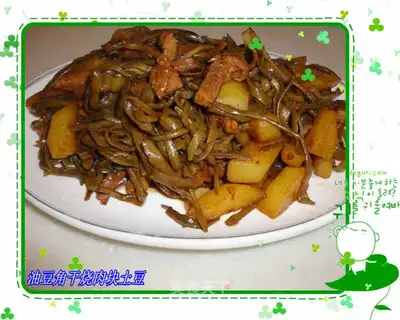 Fried beans, dried potatoes, roasted pork