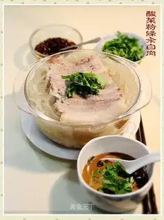 Blanch white pork with pickled cabbage and vermicelli