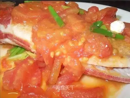 Boiled tomatoes with big-eyed chicken