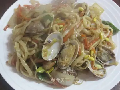 Fried noodles with fresh vegetables and seafood