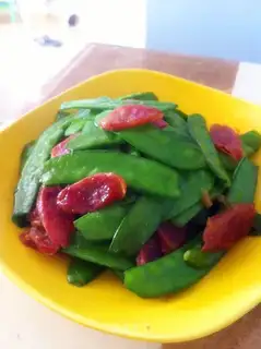 stir-fried peas with Cantonese sausage