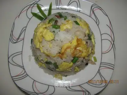 Fried rice with mushroom and garlic sprouts