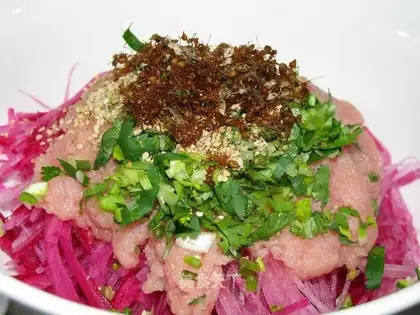 Sour ants raw meat mixed with purple radish