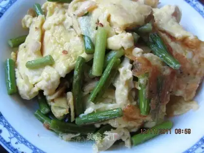 Fried duck eggs with garlic sprouts and dried shrimp
