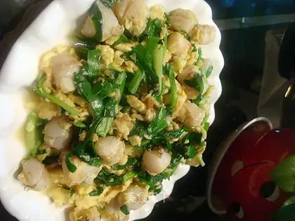 Scrambled egg with diced scallops