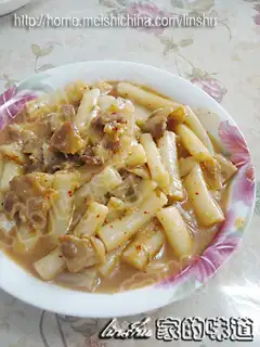 Fried rice cake with spicy cabbage