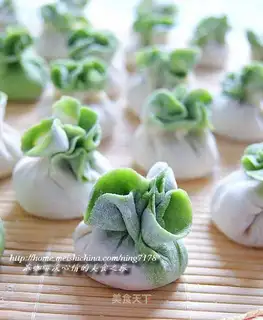 Steamed dumplings with steamed noodles and cabbage