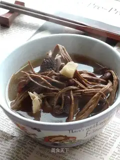 Stewed chicken soup with tea tree mushroom
