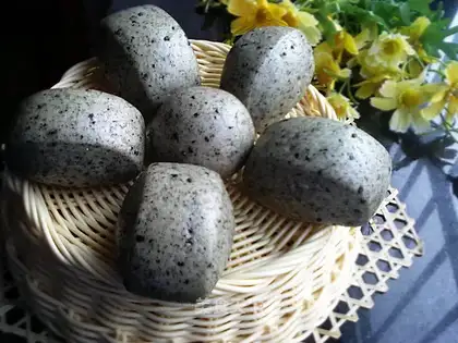 Black sesame buns