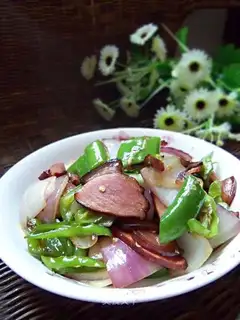 stir-fried bacon with green pepper and onion