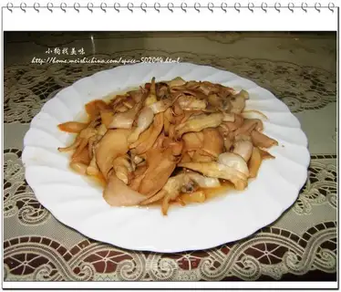 Dry stir-fried abalone mushrooms and razor clams
