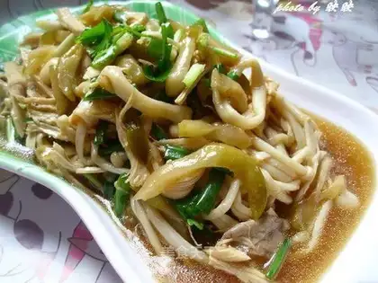 pickled mustard and shredded chicken mixed with mushroom