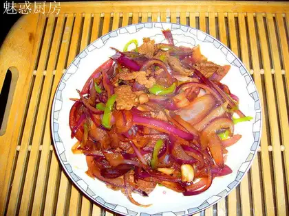 stir-fried pork with onions