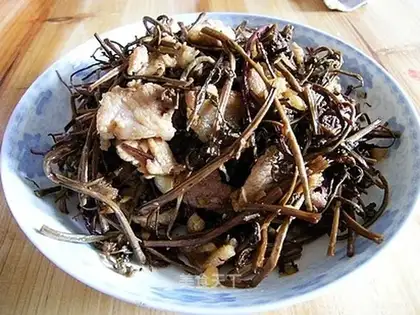 stir-fried pork with dried bracken