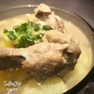 Chicken leg and potatoes