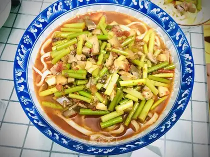 Garlic puffed ketchup noodles