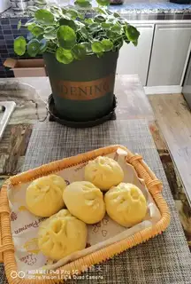 Gold bun