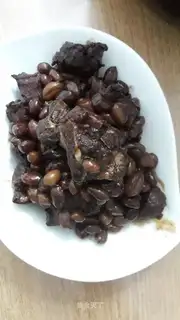 Peanut stew pork bones