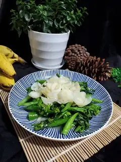 The mustard makes fresh lilies