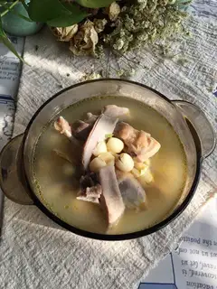 Chicken soup with pig belly
