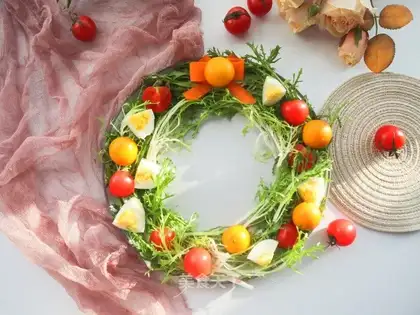 Christmas creative vegetable ring salad