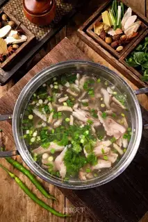The fragrance of the courtyard's lamb soup pan
