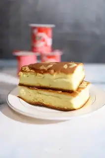 The yogurt almond cake
