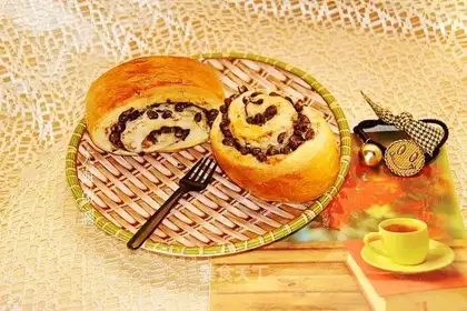 Vanilla red bean roll