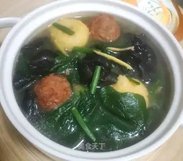 Wood spinach meatball soup