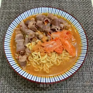Spicy cabbage, bubbly noodles