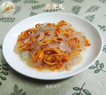 Worms and mushrooms mixed with seafood