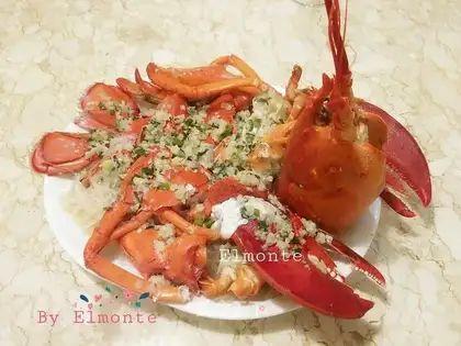 A fan with garlic and lobster