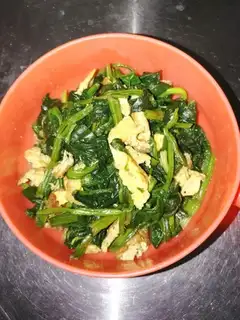 Spinach fried eggs