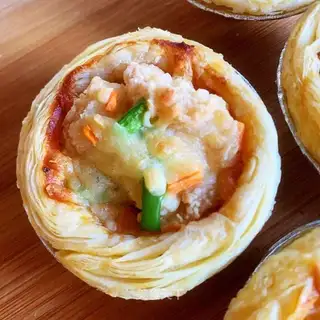 A simple egg-skin pizza