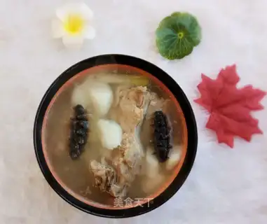 Sea Zhumu's ribs soup