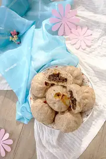 Mushroom beef, black wheat bun