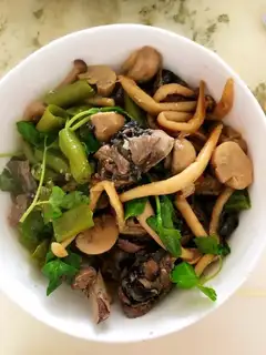 Cinnamon fungus mushroom chicken