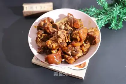 Red burning of pigs' feet