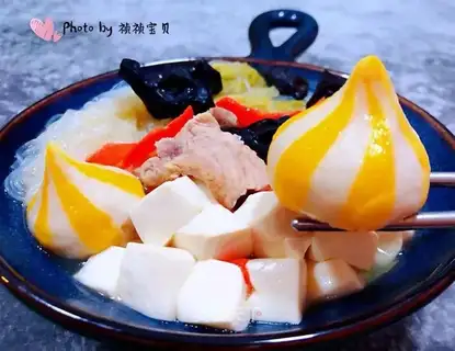 Pork cabbage sea urchins tofu fan soup