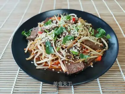 Pyramid green bean sprouts and duck blood