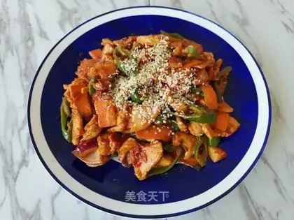 Pyramid veggie sauce and chicken meat