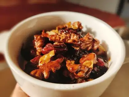 Red dates steaming walnuts