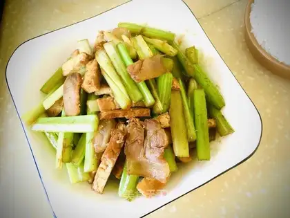 Celery fried tofu